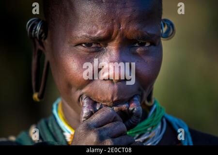 Surma Frau, Ton Lippenplatte, Omo Tal, Äthiopien Stockfoto
