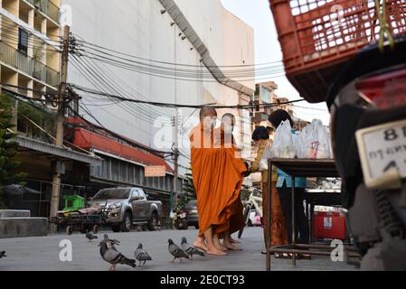 Bangkok, Thailand. Dezember 2020. Bangkok: Am frühen Morgen des 31. Dezember 2020 bringen Menschen den Mönchen Essen als Segen für das kommende Neujahr 2021. (Foto von Teera Noisakran/Pacific Press) Quelle: Pacific Press Media Production Corp./Alamy Live News Stockfoto