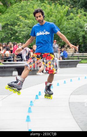 Foto eines gekonnten Inline-Skaters, der im Washington Square Park in Greenwich Village, New York City, trainiert Stockfoto