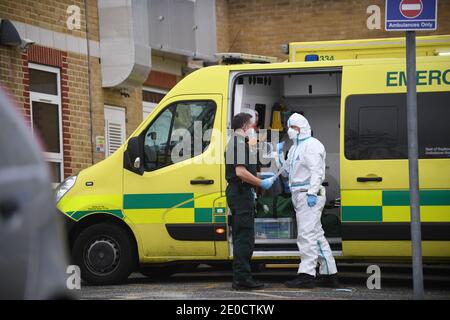 Krankenwagen vor dem Eingang zum Krankenhaus der Southend University in Essex. Krankenhäuser in der Grafschaft haben einen größeren Zwischenfall erklärt, und die lokalen Behörden, besorgt über die Anzahl der Covid-19-Fälle, haben um militärische Hilfe gebeten, um die Krankenhauskapazität zu erhöhen, mit Befürchtungen über kritische Versorgung, Bettkapazität und Personalkrankheit. Stockfoto