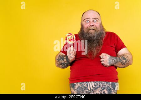 Lustige und urkomische Fett Mann hungrig auf ungesunde Lebensmittel Stockfoto