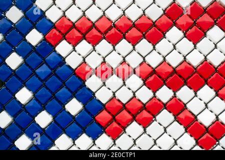 Ein Teil einer Volkskunst Rendering der amerikanischen Flagge durch das Setzen von Kunststoff-Quadrate in einem Kettenglied Zaun gemacht. Am Holy Cross HS in Flushing, Queens, . Stockfoto