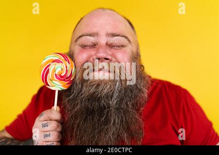 Lustige und urkomische Fett Mann hungrig auf ungesunde Lebensmittel Stockfoto