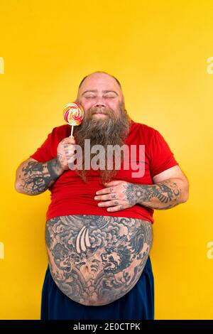 Lustige und urkomische Fett Mann hungrig auf ungesunde Lebensmittel Stockfoto