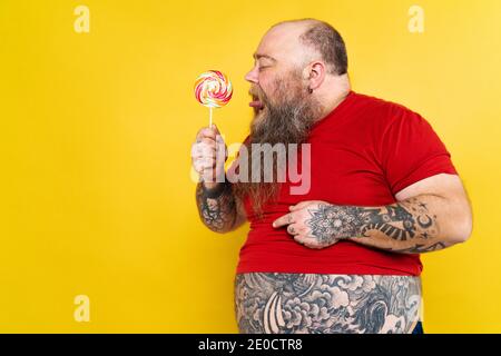 Lustige und urkomische Fett Mann hungrig auf ungesunde Lebensmittel Stockfoto