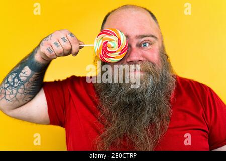 Lustige und urkomische Fett Mann hungrig auf ungesunde Lebensmittel Stockfoto