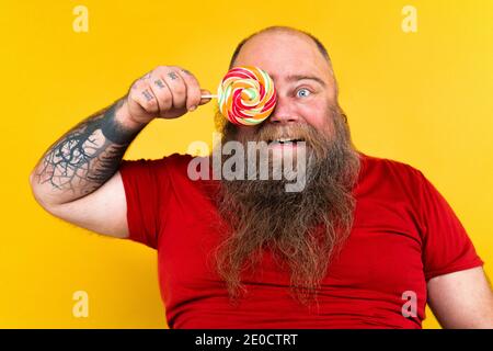 Lustige und urkomische Fett Mann hungrig auf ungesunde Lebensmittel Stockfoto