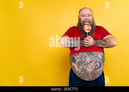 Lustige und urkomische Fett Mann hungrig auf ungesunde Lebensmittel Stockfoto