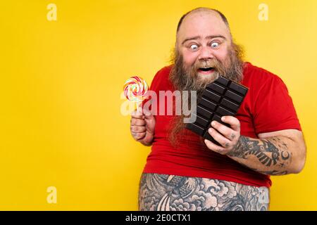 Lustige und urkomische Fett Mann hungrig auf ungesunde Lebensmittel Stockfoto