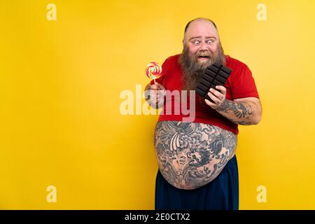 Lustige und urkomische Fett Mann hungrig auf ungesunde Lebensmittel Stockfoto