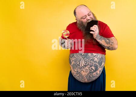 Lustige und urkomische Fett Mann hungrig auf ungesunde Lebensmittel Stockfoto