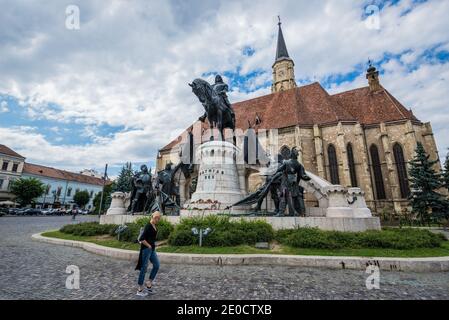 Denkmal von Matthias Corvinus befindet sich vor der gotischen Kirche Saint Michale am Union Square in Cluj-Napoca Stadt in Rumänien Stockfoto