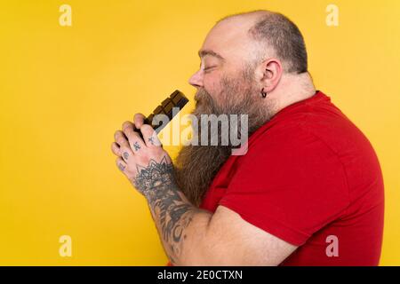 Lustige und urkomische Fett Mann hungrig auf ungesunde Lebensmittel Stockfoto