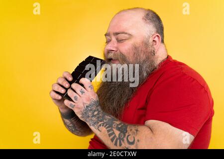 Lustige und urkomische Fett Mann hungrig auf ungesunde Lebensmittel Stockfoto