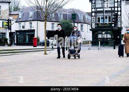 London UK, Dezember 31 2020, Junges asiatisches Paar mit EINEM Baby in EINEM Kinderwagen mit Schutzmasken während der COVID-19 Tier 4 Lockdown Stockfoto