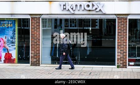 London, Großbritannien, Dezember 31 2020, Shopper, die an EINEM TK Maxx Discount Outlet High Street Store vorbeilaufen und Schutzmasken tragen Stockfoto