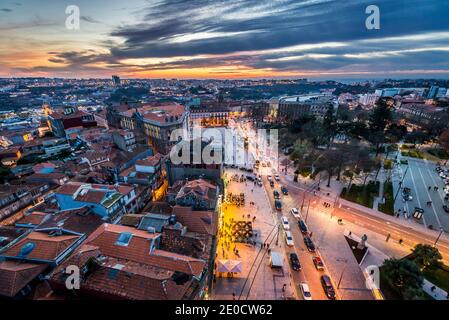 Malerische Abend gesehen von Bell Tower Clerigos Kirche in Porto, die zweitgrößte Stadt in Portugal Stockfoto