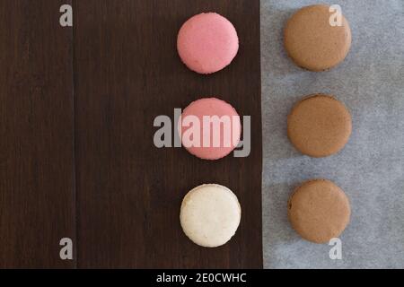 Ein flaches Lay von oben aus runden und bunten Macarons Oder Macarons in einer Bäckerei mit Kopierraum Stockfoto