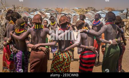 Dassanetch Mädchen, Tanz, Omo Tal, Äthiopien Stockfoto