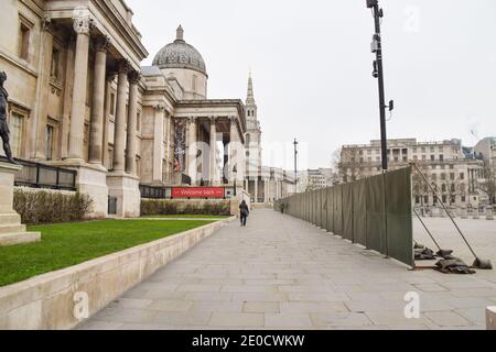 Barrieren vor der National Gallery am Trafalgar Square, London. Um den berühmten Platz herum wurden temporäre Zäune errichtet, um zu verhindern, dass sich wegen der anhaltenden Krise des Coronavirus Menschenmengen zu Silvester versammeln. Stockfoto