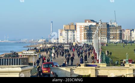 Brighton UK 31. Dezember 2020 - Wanderer genießen das sonnige, aber kalte Wetter entlang der Küste von Hove an Silvester. Kredit Simon Dack / Alamy Live Nachrichten Stockfoto