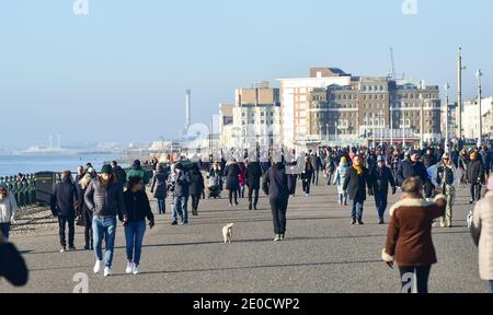 Brighton UK 31. Dezember 2020 - Wanderer genießen das sonnige, aber kalte Wetter entlang der Küste von Hove an Silvester. Kredit Simon Dack / Alamy Live Nachrichten Stockfoto