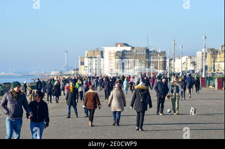 Brighton UK 31. Dezember 2020 - Wanderer genießen das sonnige, aber kalte Wetter entlang der Küste von Hove an Silvester. Kredit Simon Dack / Alamy Live Nachrichten Stockfoto