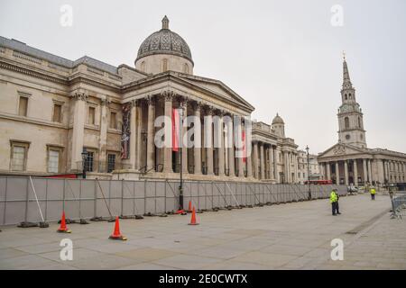 Barrieren vor der National Gallery am Trafalgar Square, London. Um den berühmten Platz herum wurden temporäre Zäune errichtet, um zu verhindern, dass sich wegen der anhaltenden Krise des Coronavirus Menschenmengen zu Silvester versammeln. Stockfoto