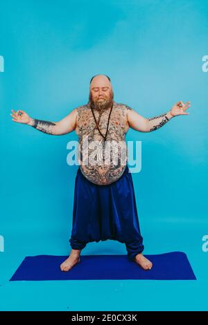 Lustige fette Mann tun Yoga-Meditation, lustig und ironisch Charakter Stockfoto