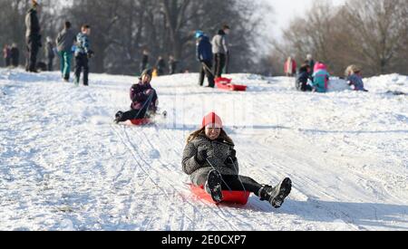 Davina Armitage genießt Rodeln im Schnee im Tatton Park, Knutsford, Cheshire nach Nacht Temperaturen unter dem Gefrierpunkt gefallen. Stockfoto