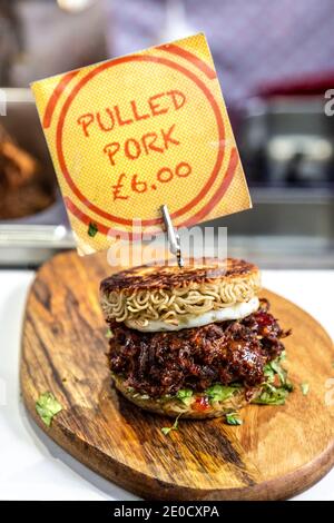 Pulled Pork Ramen Burger an einem Imbissstand im Greenwich Market, London, Großbritannien Stockfoto