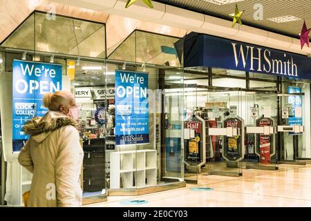 London, Großbritannien, Dezember 31 2020, Kunde geht während der Tiier 4 COVID-19 Lockdown an EINER High Street Filiale von WH Smith vorbei Stockfoto