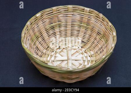 Handgefertigter Bambuskorb mit schwarzem Hintergrund. Stockfoto