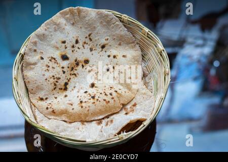 Selektiver Fokus von indischem Brot Roti oder Chapati mit einem handgefertigten Bambuskorb. Stockfoto