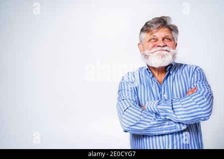 Exzentrischer älterer Mann mit lustigem Ausdruck Porträt auf Hintergrund - Aktiver und jugendlicher alter Mann Stockfoto