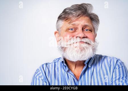 Exzentrischer älterer Mann mit lustigem Ausdruck Porträt auf Hintergrund - Aktiver und jugendlicher alter Mann Stockfoto