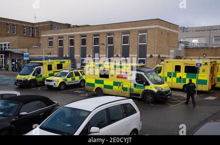 Krankenwagen vor dem Eingang zum Krankenhaus der Southend University in Essex. Krankenhäuser in der Grafschaft haben einen größeren Zwischenfall erklärt, und die lokalen Behörden, besorgt über die Anzahl der Covid-19-Fälle, haben um militärische Hilfe gebeten, um die Krankenhauskapazität zu erhöhen, mit Befürchtungen über kritische Versorgung, Bettkapazität und Personalkrankheit. Stockfoto