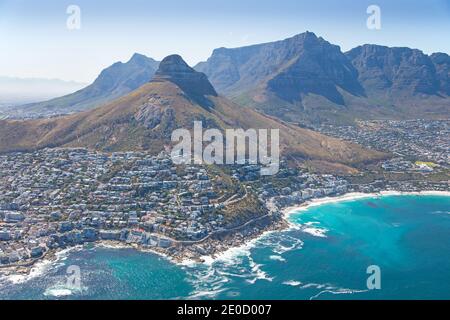 Kapstadt, Westkap, Südafrika - 12.22.2020: Luftaufnahme von Clifton und Camps Bay mit Lions Head und Tafelberg im Hintergrund Stockfoto