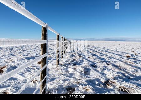 Teesdale, County Durham, Großbritannien. Dezember 2020. Wetter in Großbritannien. Die Landschaft von Upper Teesdale in den North Pennines wurde am letzten Tag des Jahres 2020 zu einem wunderschönen Winterwunderland mit puderblauem Himmel, Eis und Schnee. Kredit: David Forster/Alamy Live Nachrichten Stockfoto