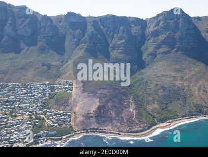 Kapstadt, Westkap, Südafrika - 12.22.2020: Luft-zu-Luft-Foto des Schadens in Camps Bay Stockfoto