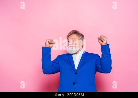 Exzentrischer älterer Mann mit lustigem Ausdruck Porträt auf Hintergrund - Aktiver und jugendlicher alter Mann Stockfoto
