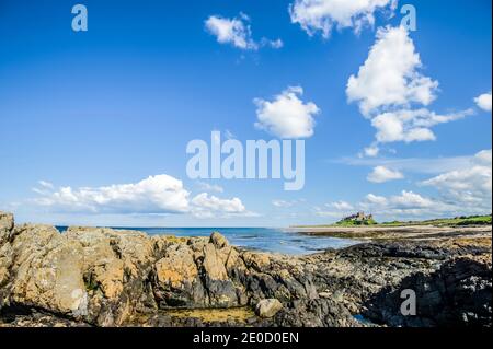 Northumberland. Dies ist die Festung von Bambrugh Castle mit Blick über den Sand der Embleton Bay in Northumberland. Die Burg war die wichtigste Hochburg gegen Überfälle durch die Wikinger im 11. Jahrhundert und ist nach dem Dorf Bambrugh benannt Stockfoto