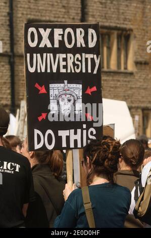 Ein Anti-vivisektionsmarsch, der gegen den Bau eines neuen Tierlabors an der Universität Oxford demonstriert. High Street, Oxford, Oxfordshire, Großbritannien. 22 April 2006 Stockfoto