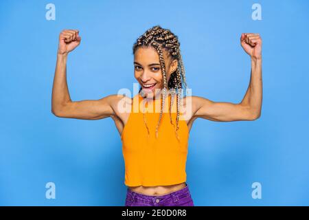 Schöne afroamerikanische Frau mit Zöpfen Porträt auf farbigem Hintergrund Stockfoto