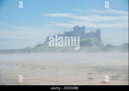 Northumberland. Dies ist die befestigte Stadtmauer von Bambrugh Castle mit Blick auf den Sand der Embleton Bay in Northumberland. Die Burg war die wichtigste Hochburg gegen Überfälle durch die Wikinger im 11. Jahrhundert und ist nach dem Dorf Bambrugh benannt Stockfoto