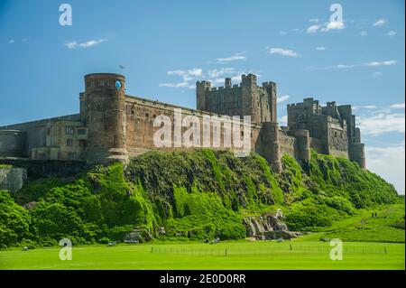 Northumberland. Dies ist die befestigte Stadtmauer und der Graben von Bambrugh Castle, die den Sand der Embleton Bay in Northumberland überblicken. Die Burg war die wichtigste Hochburg gegen Überfälle durch die Wikinger während des 11. Jahrhunderts auch während des 16. Englischen Bürgerkrieges und ist nach dem Dorf Bambrugh benannt Stockfoto