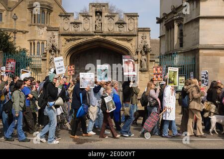 Ein Anti-vivisektionsmarsch, der gegen den Bau eines neuen Tierlabors an der Universität Oxford demonstriert. High Street, Oxford, Oxfordshire, Großbritannien. 22 April 2006 Stockfoto