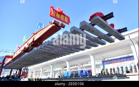 Lhasa. Dezember 2020. Das am 31. Dezember 2020 aufgenommene Foto zeigt die Fertigstellung der Gleisverlegung des Abschnitts Lhasa-Nyingchi der Sichuan-Tibet-Eisenbahn in der Autonomen Region Tibet im Südwesten Chinas. Die Gleisverlegung wurde am Donnerstag für eine Eisenbahn abgeschlossen, die die Städte Lhasa und Nyingchi in der Autonomen Region Tibet im Südwesten Chinas verbindet. Quelle: Chogo/Xinhua/Alamy Live News Stockfoto