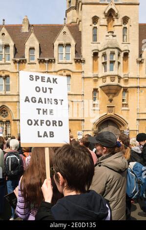 Ein Anti-vivisektionsmarsch, der gegen den Bau eines neuen Tierlabors an der Universität Oxford demonstriert. Broad Street, Oxford, Oxfordshire, Großbritannien. 22 April 2006 Stockfoto