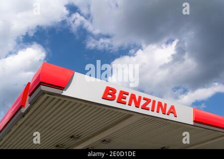 Benzina, Ostrava, Tschechische Republik / Tschechien - 3. September 2020: Gas- und Patrouillenstation. Markenlogo der Firma, Firn und Corporation. Stockfoto